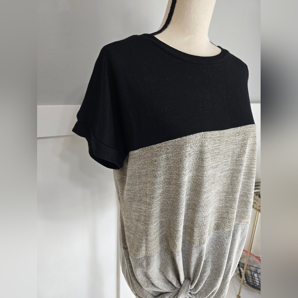 Two Two Win Colorblock Knot-Front Short Sleeve Top - Black & Gray Sz M - Picture 2 of 9